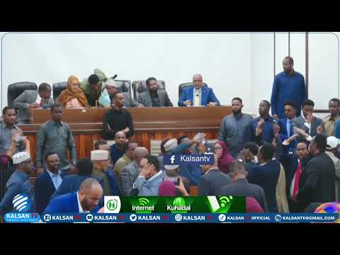 Deg Deg Guddoomiye Aadan Madoobe Oo Xildhibaanadu Ay Firinbi Ku Yeerinayaan 