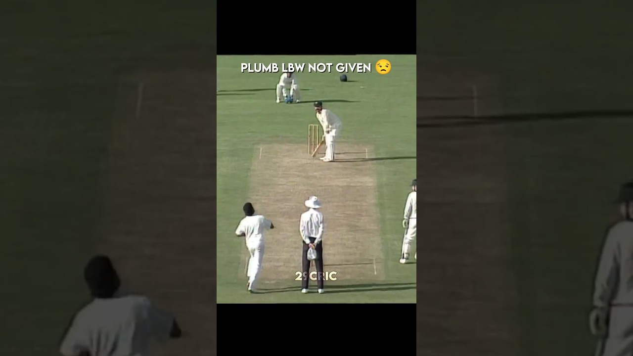 Plumb LBW NOT GIVEN by the umpire 😒 