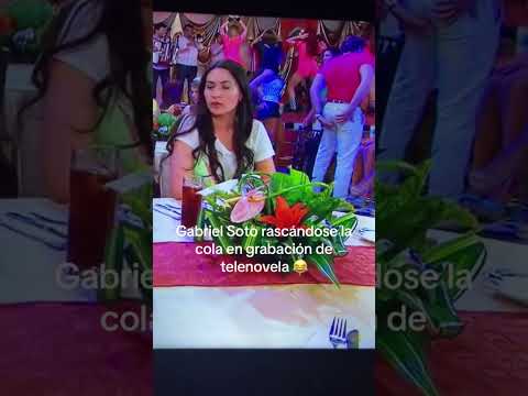 Captan a Gabriel Soto rascándose el asterisco en plena telenovela