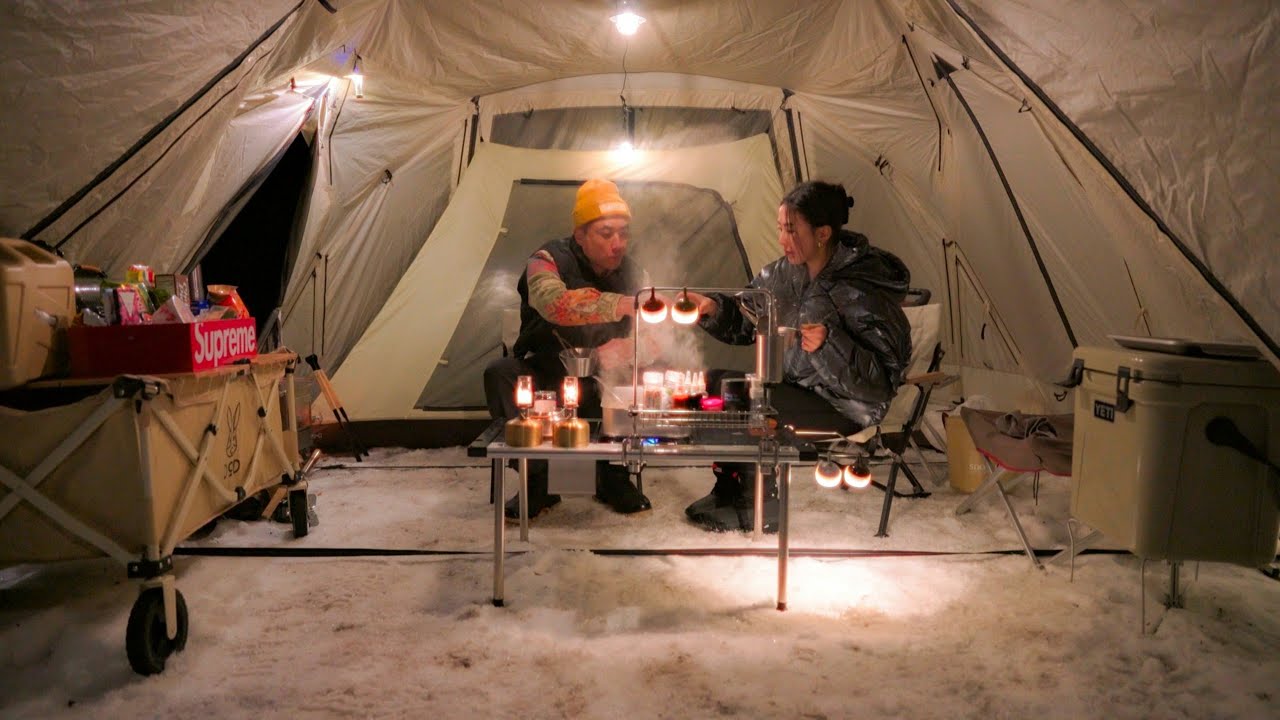 -8ºC Уютный снежный кемпинг АСМР в тихом лесу | Отдых в нашей горячей палатке с теплой едой