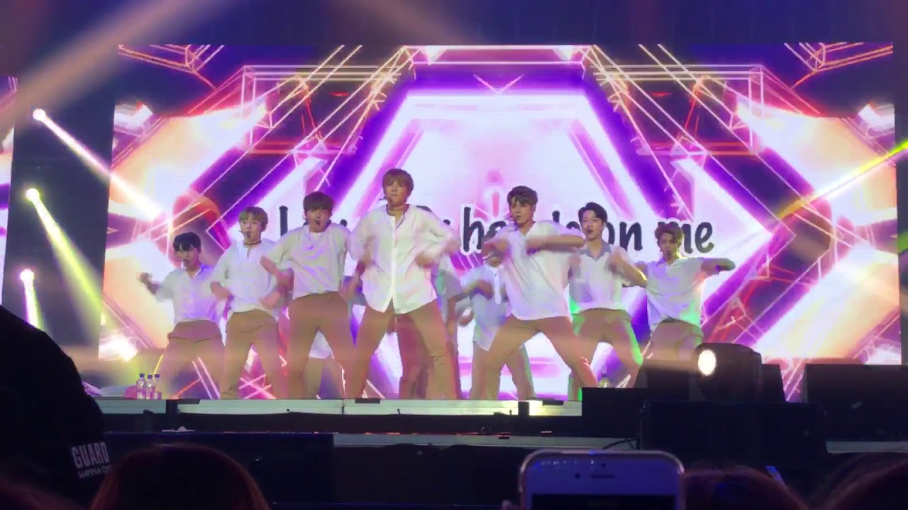 Wanna One - Hands on Me [Manila Fanmeet]