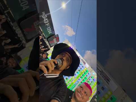 , João Gomes e Natanzinho Lima cantando