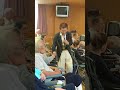 西川晶 慰問にてふるさと 握手してスキンシップ マイクを向けると一緒に歌ってくれます