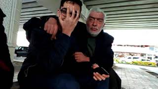 Hunharca Şarkı Söyleyen Sarhoş Amcai̇yi̇ Seyi̇rler