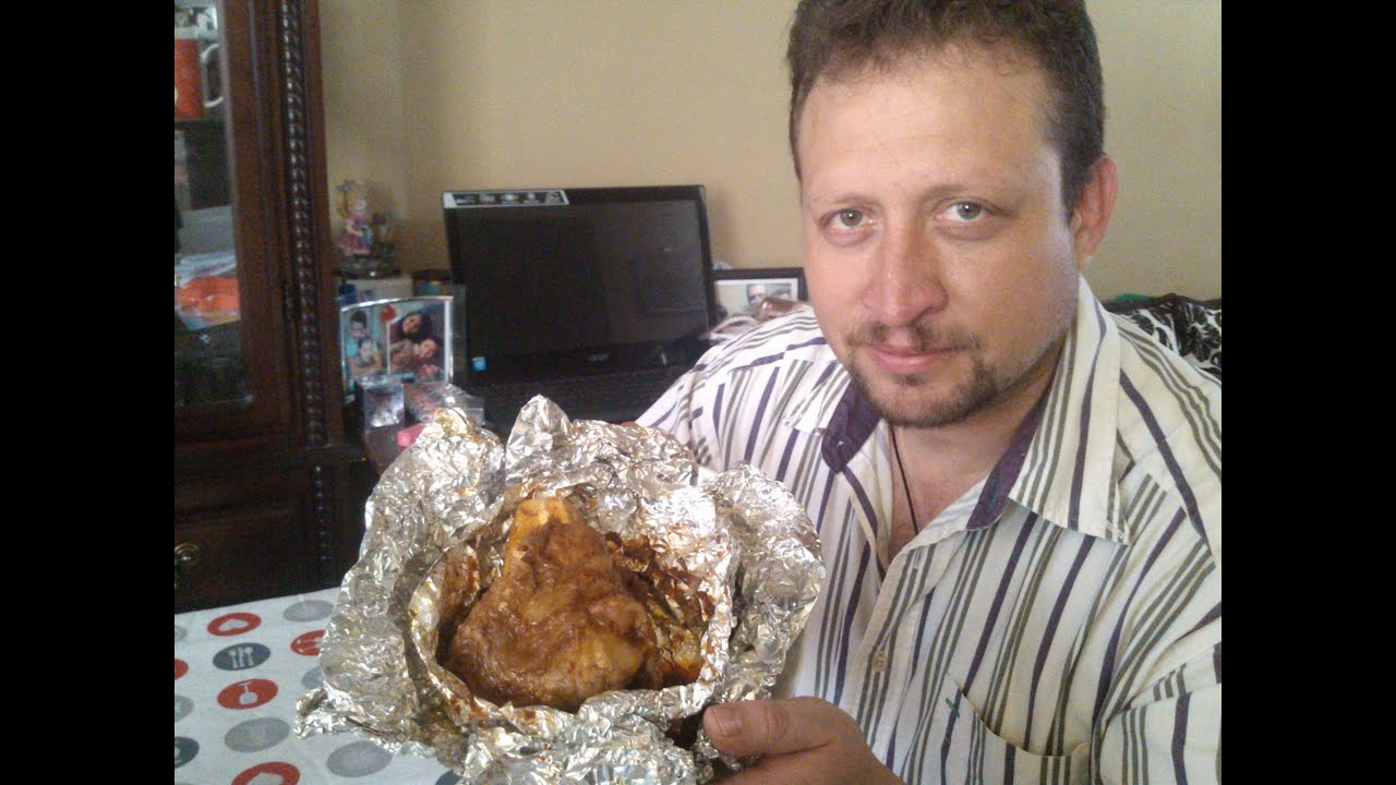 Como preparar un chamorro de res adobado con salsa roja al vapor.