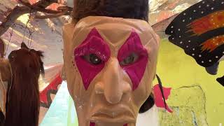 Cristian elabora a mano máscaras de madera y vestimentas para fariseos