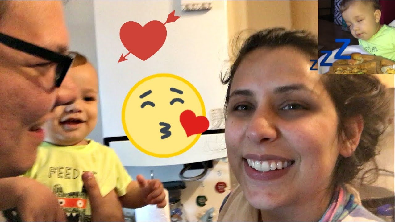 baby-stops-crying-when-mum-and-dad-kiss-and-he-felt-asleep-eating