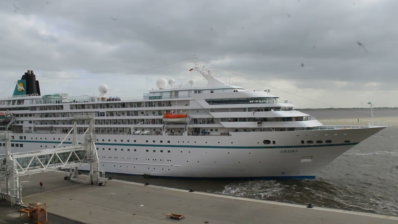 Die MS Amadea verlässt Bremerhaven und nimmt Kurs auf Runavik (Färöer Inseln)