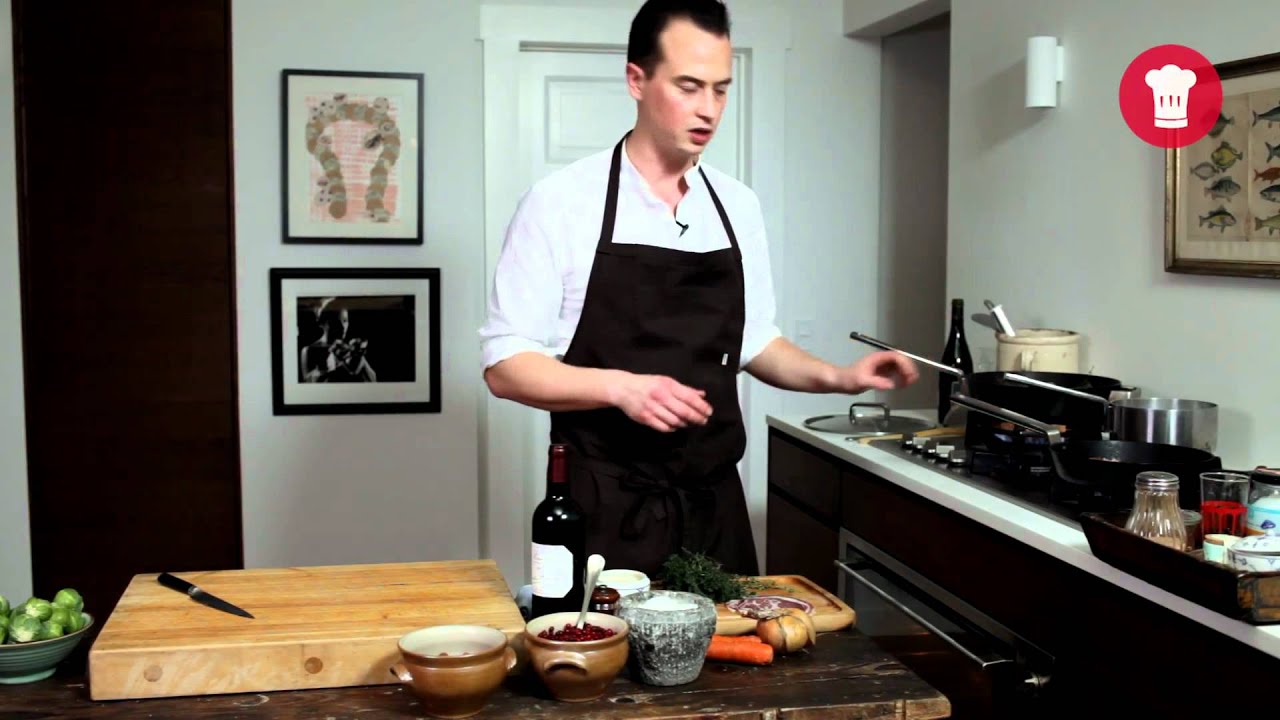 Braiseret oksekød med rosenkålssalat, tyttebær og pancetta - Dalgaard Supermarked