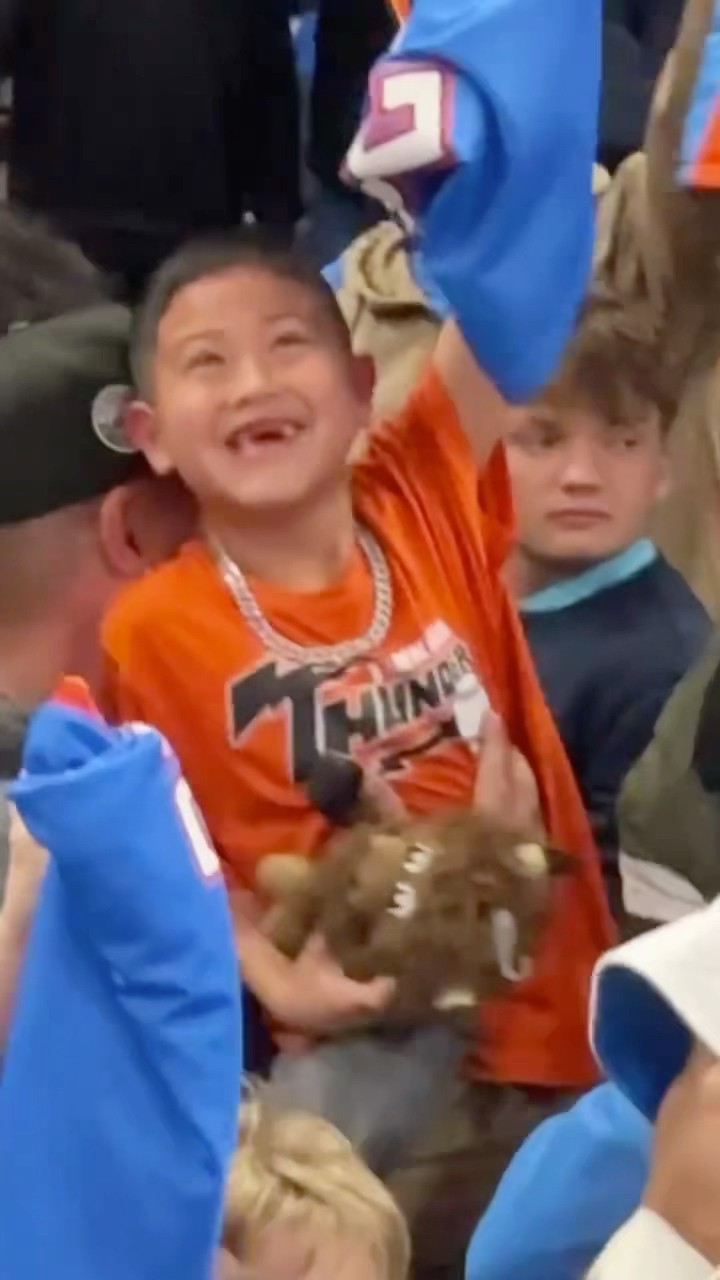 He was so HYPED to get his jersey signed by SGA ??