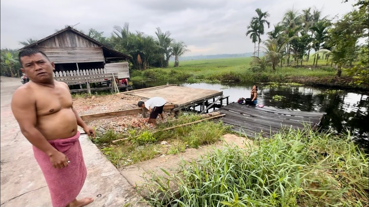Penampakan perkampungan pedalaman kalimantan yang dihuni suku dayak dan lainya
