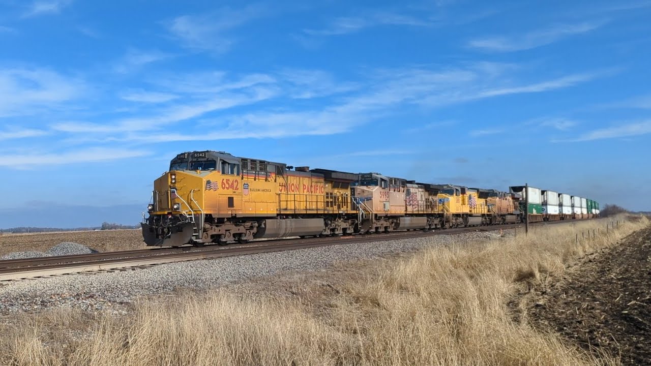 🇺🇸 6-Engine Union Pacific Train Streaks Across the Prairie