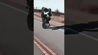 Mulher Empinando Moto