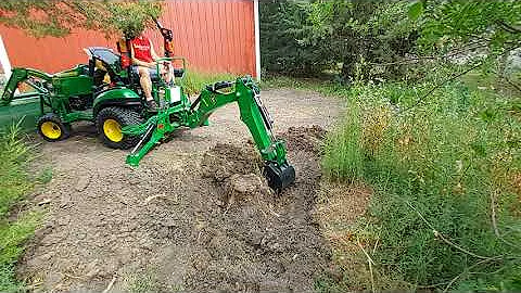 Jak dlouho je John Deere 1025R s nakladačem a rypadlem v provozu?