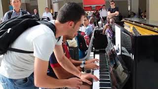 improvisation at the train station in paris no PA Lady Resimi