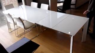 Urban extendable dining table