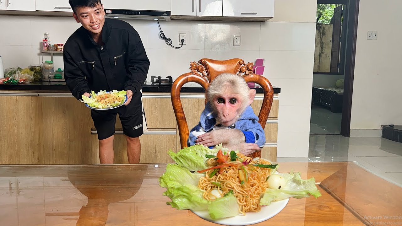 Luk obediently waited patiently for Thang to cook delicious fried noodles