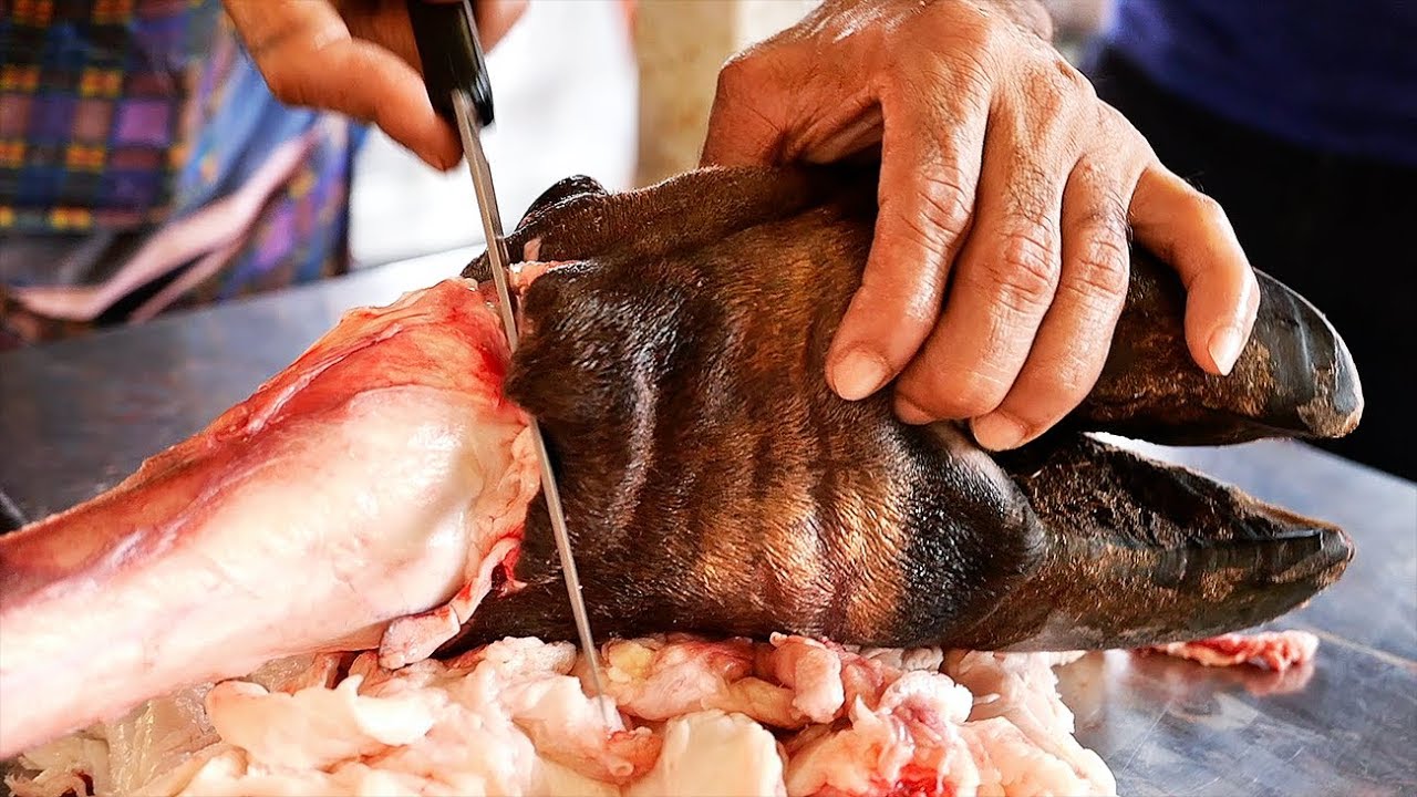 Thai Food - BEEF LEG CUTTING SKILLS Aoywaan Bangkok Thailand | Travel Thirsty