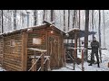 Construire une cabane en rondins hors rseau dans la nature cuisine forestire la premire neige