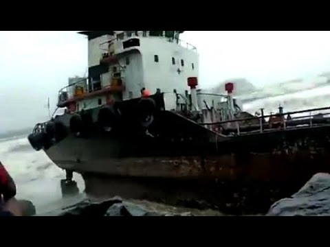 Watch: Cyclone Nisarga का हुआ Landfall, ऊंची और तेज लहरें Docked Vessel से टकराईं