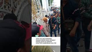 Aksi Saling Dorong Massa Demo Dan Aparat Kepolisian demo polisi kaltim samarinda demo21