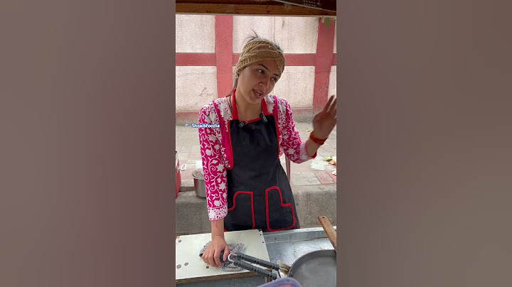 Viral vada pao wali in delhi #shortsfeed #streetfood #youtubeshorts