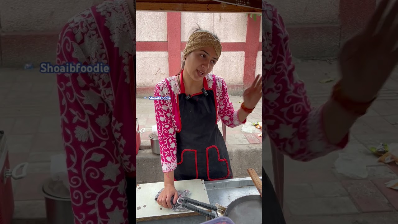 Viral vada pao wali in delhi 