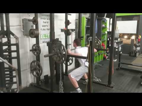 Big Meech (only in 8th grade) crushing π¨ this 185 pound squat - plus 40 lbs of chains β