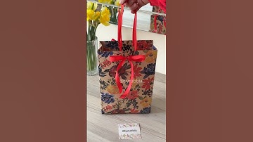 Turn your wrapping paper into a stunning DIY gift bag! #diy #gift #tutorial #handmade #giftbag #how
