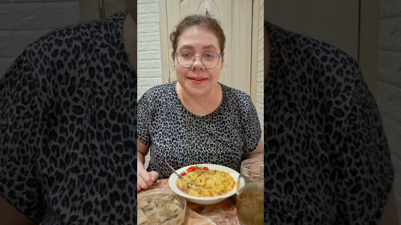 Мукбанг Тушеная картошка, Сельдь с Луком/Кака така Любовь? Шо такое любовь?