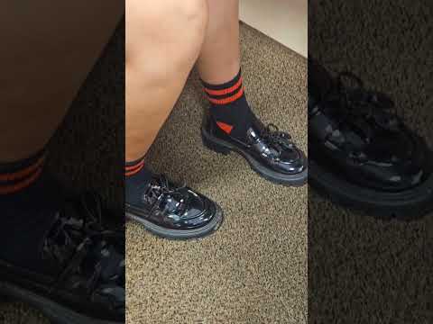 Schoolgirl Takes Her Shoes Off Live!