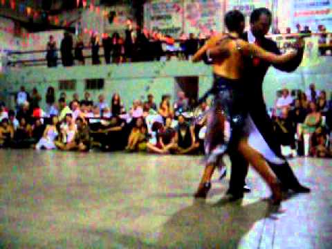 Fabián Peralta y Lorena Ermocida, bailan "Nuestra noche de luna" en "La milonga del Morán" T 4