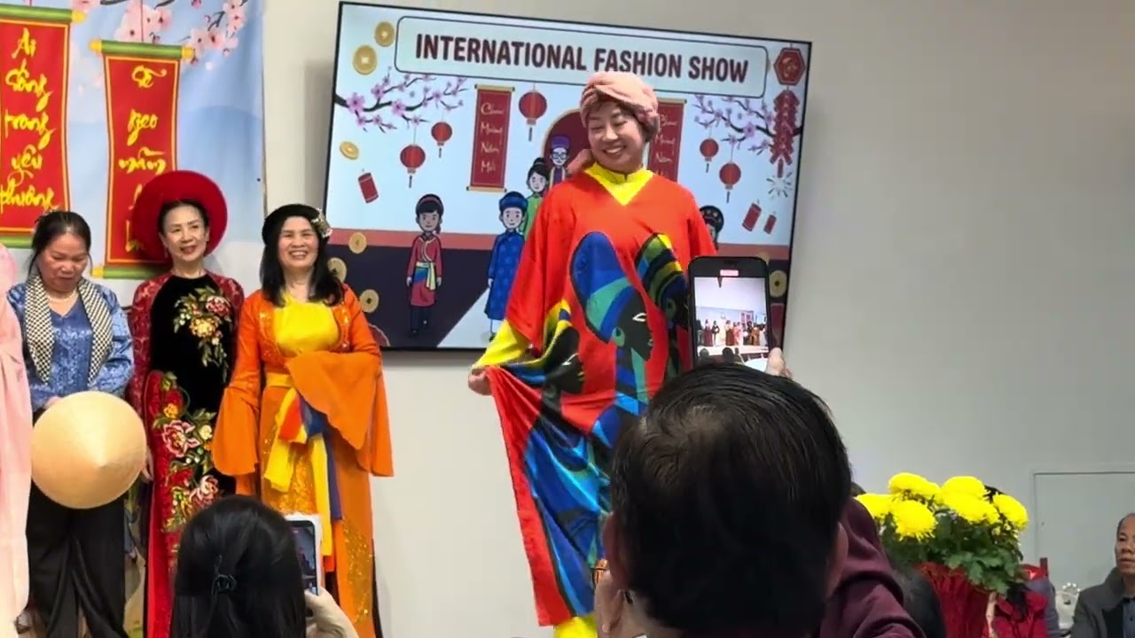 Trình Diễn Trang Phục Truyền Thống 