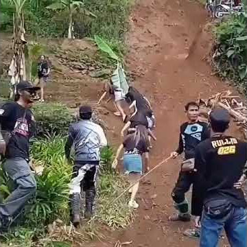 Cowoknya Dapat Banyak Ketiban Rok Mini Seksi