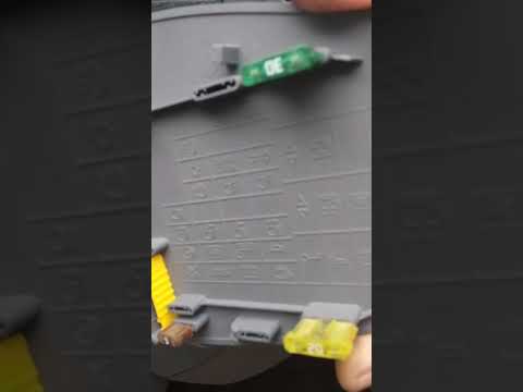 Vidéo : où se trouve le boîtier de fusibles sur une Renault Clio?