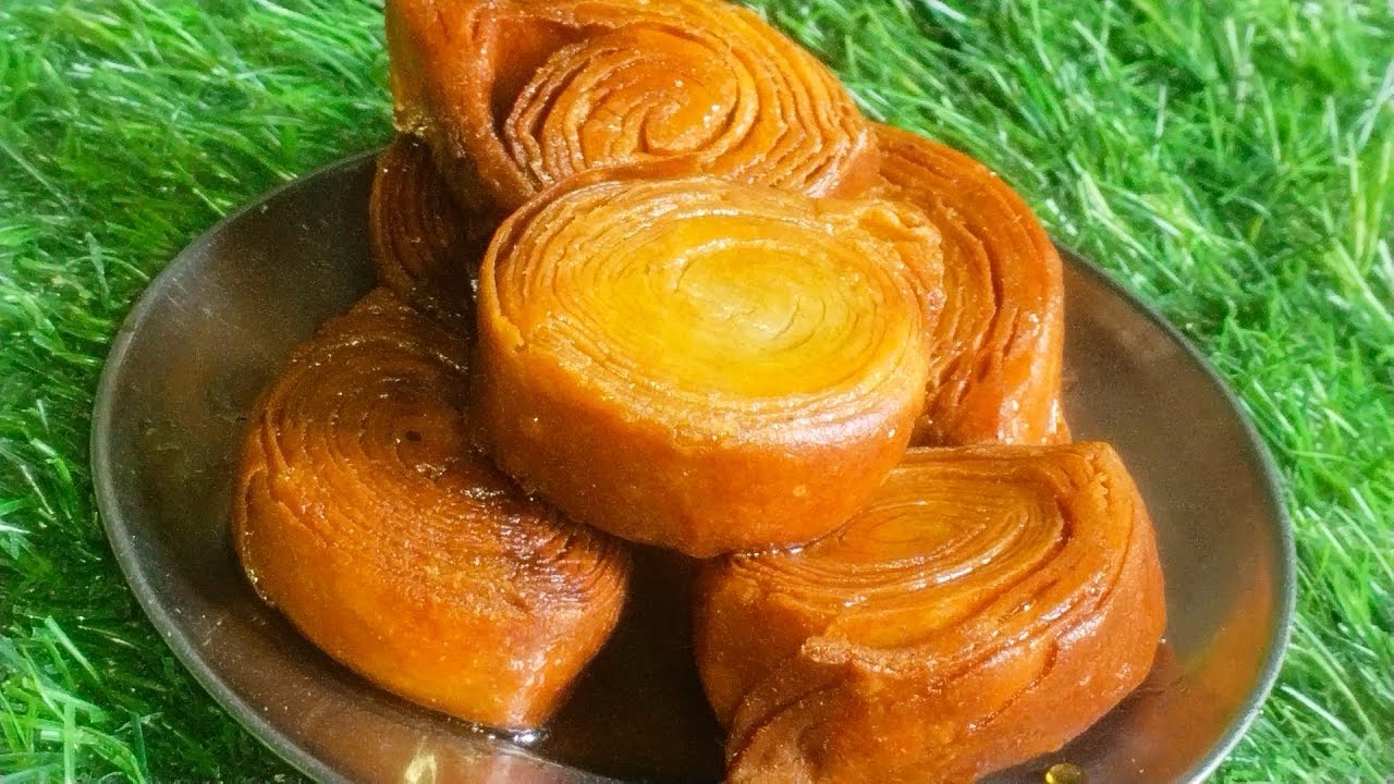 যাদের ভুল ধারণা যে ময়দা আর চিনি ছাড়া পারফেক্ট খাজা হয় না তাদের জন্য একটা আটা ও গুড়ের তৈরি খাজা ।