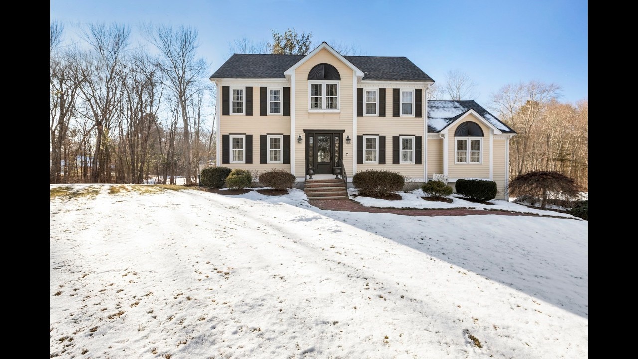 14 Holbrook Street, Medway, MA | $1,050,000