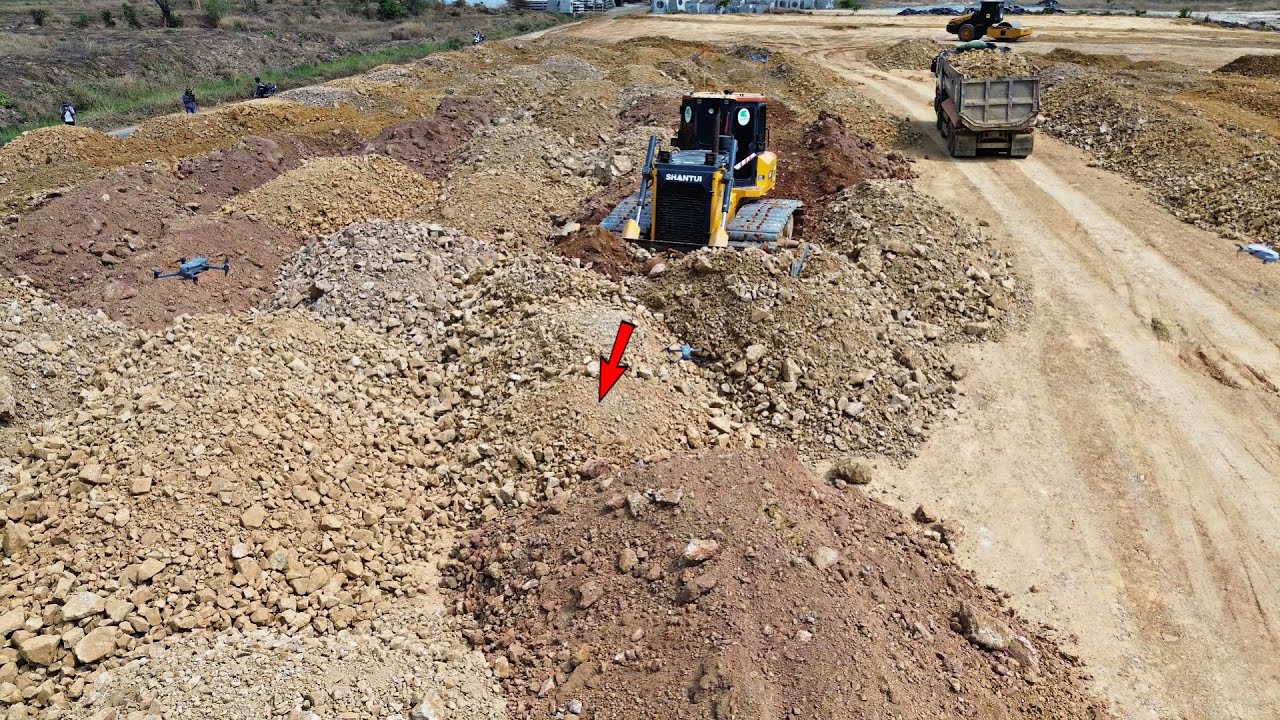 Powerful Bulldozers SHANTUI DH17c2 push soil fill up with 25ton Dump trucks unloading.