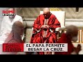 El Papa celebra la Pasión del Señor en silla de ruedas y permite besar la cruz