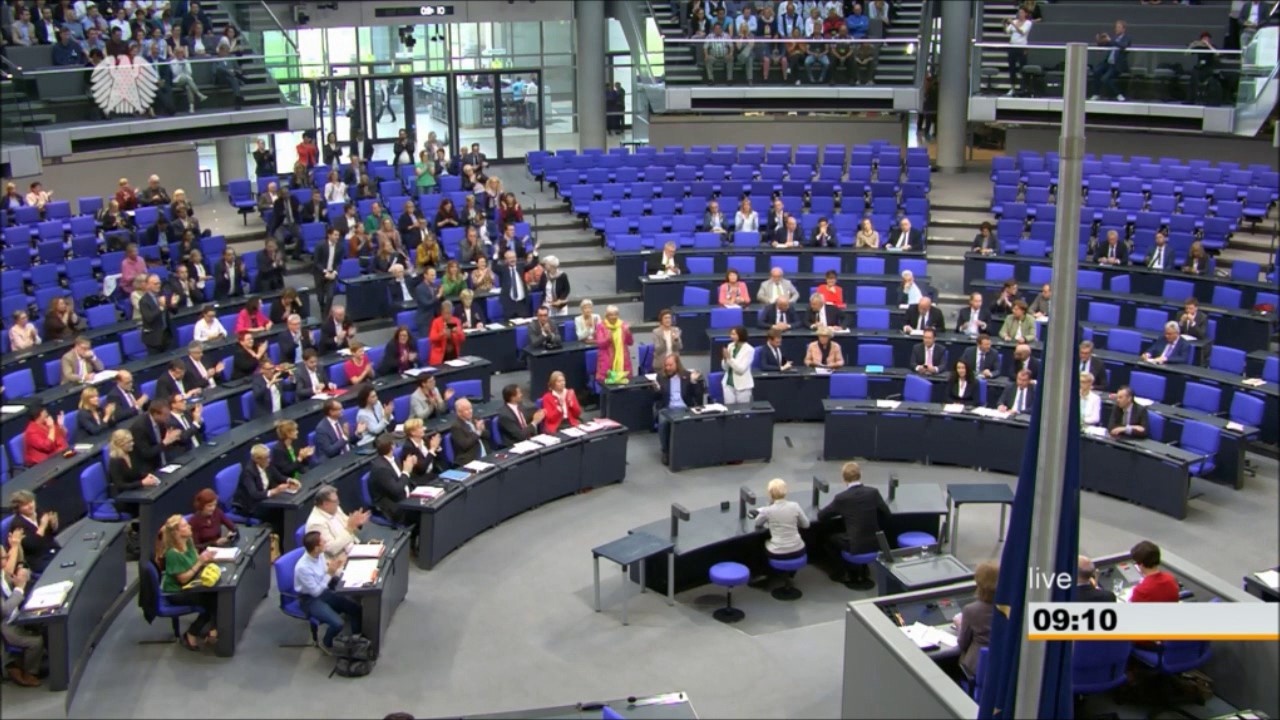 Beschluss der Ehe für alle: Konfetti-Regen im Bundestag