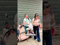 Le quiso robar a una vendedora callejera cuando estaba dormida Pero el karma hizo lo suyo😨😂😂