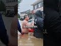 Mengharukan! Suami Minta Tim Penyelamat Selamatkan Istrinya Dulu Saat Banjir #shorts