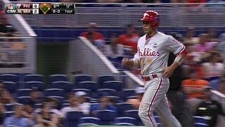 PHI@MIA: Herrera laces a run-scoring single to center