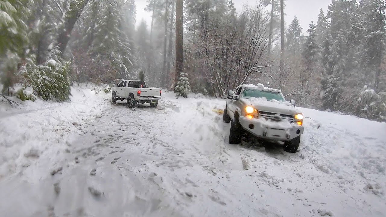 Lifted Cummins Pulls Out Stuck Duramax - YouTube