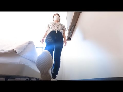 【360°VR】スニーカーで小人の上を歩く巨大娘/Giantess walks on a dwarf in sneakers