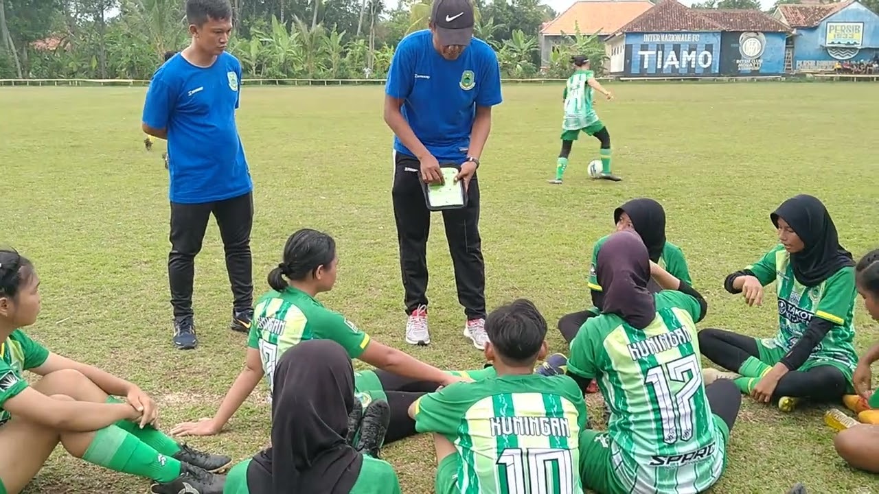 Unggul 1-0 Dibabak 1, Coach Solihin Memberikan Arahan Agar Tim Putri Porda Kuningan Lebih Garang