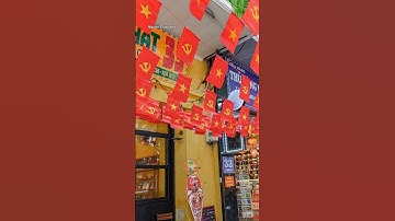 Khách nước ngoài thích thú chụp ảnh dưới bầu trời cờ hoa Hà Nội, phố phường rộn ràng trước thềm 2/9