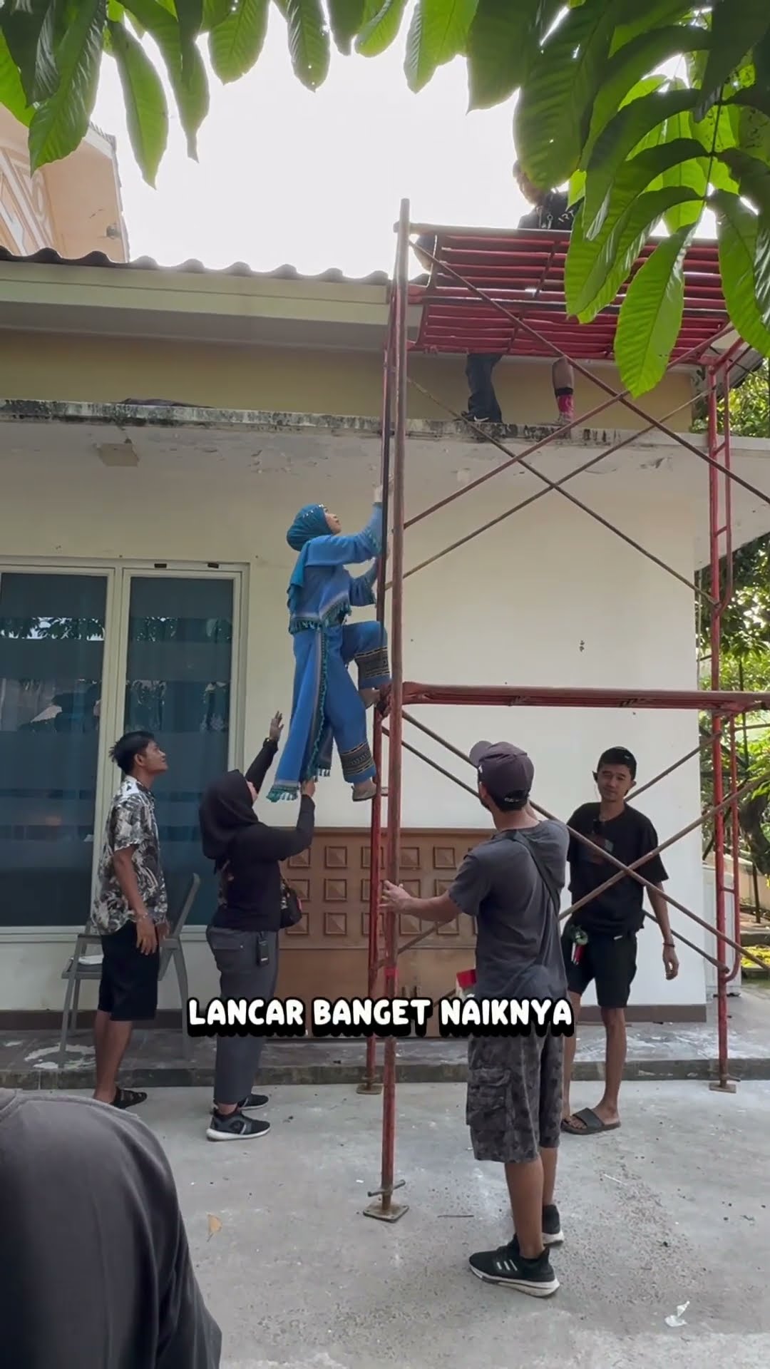 Ricis naik genteng semua panik…