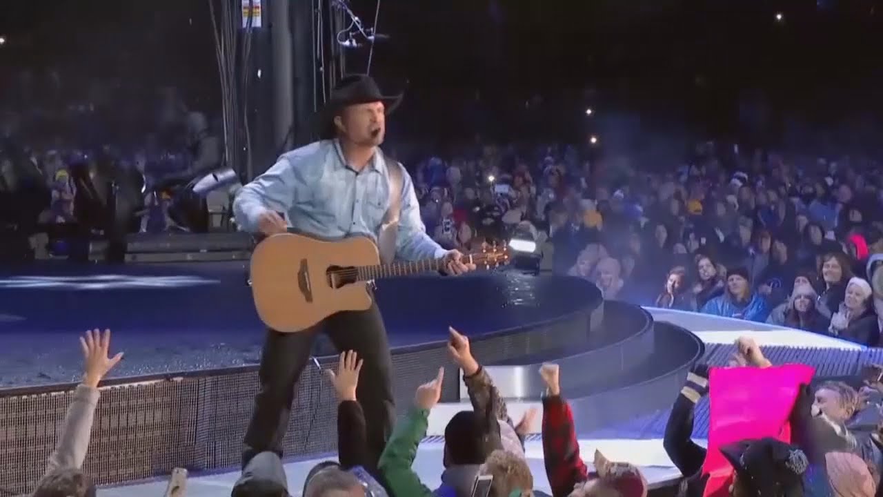 Garth Brooks returns to Cincinnati after years of postponement - YouTube