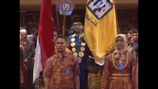 GAUDEAMUS IGITUS mengiringi prosesi Senat memasuki ruangan